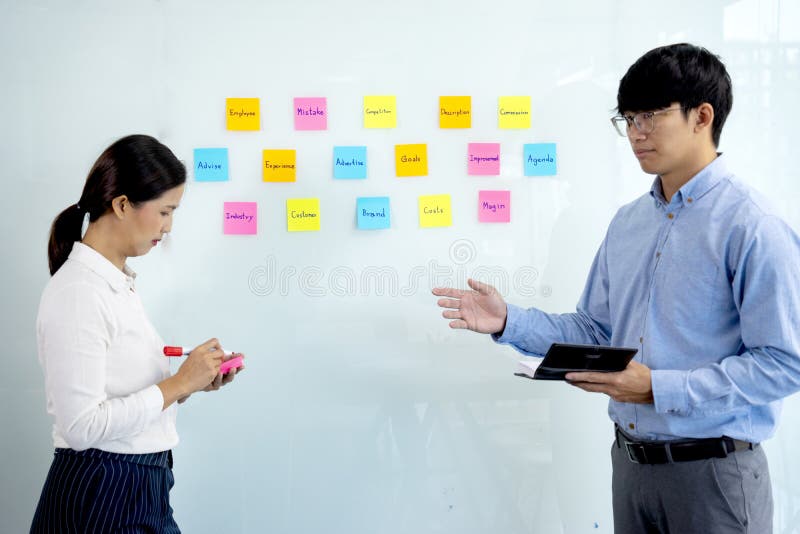 Geschäftsleute und Frauen stehen und geben Ratschläge und Brainstorming lizenzfreie stockfotografie