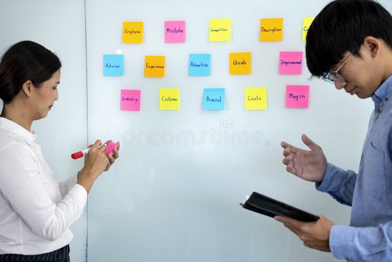 Geschäftsleute und Frauen stehen und geben Ratschläge stockfoto