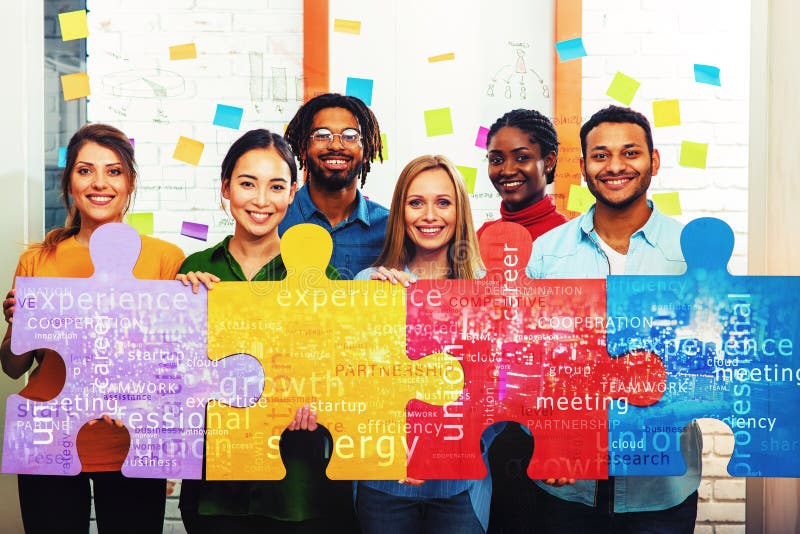Geschäftsleute verbinden Puzzleteile im Büro. Teamwork und Partnerschaft lizenzfreie stockfotos