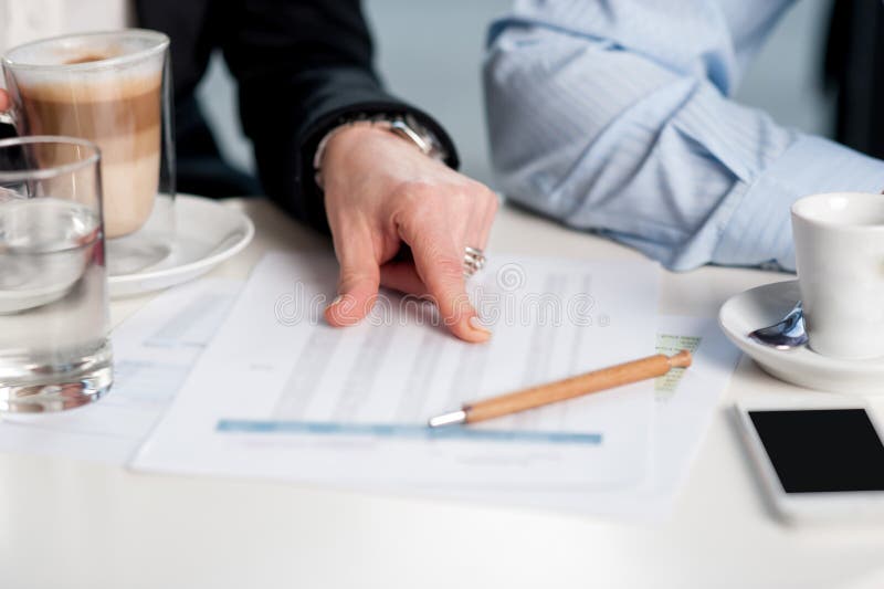 Geschäftsleute, welche die monatliche Statistik besprechen lizenzfreie stockfotos Geschäftsleute, welche die monatliche Statistik besprechen lizenzfreie stockfotos