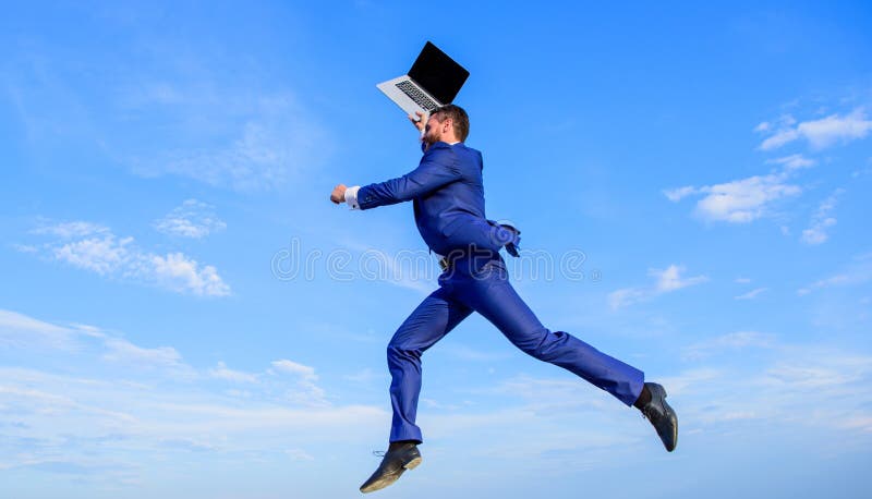 Geschäftsmann angespornter Unternehmer glaubt dem starken Gehen, Welt zu ändern Der angespornte Mann hält Laptop oben während Spr lizenzfreie stockbilder Geschäftsmann angespornter Unternehmer glaubt dem starken Gehen, Welt zu ändern Der angespornte Mann hält Laptop oben während Spr lizenzfreie stockbilder