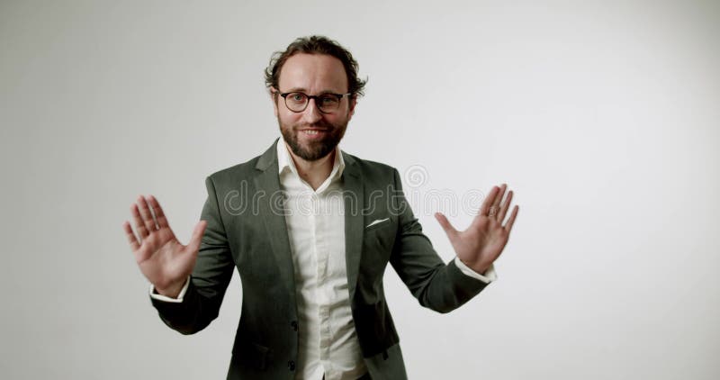 Geschäftsmann in Anzug zeigt Stopp Gesture auf weißem Hintergrund stock footage