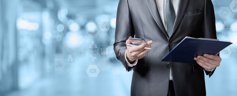 Geschäftsmann arbeitet in einem Mobiltelefon stockbilder