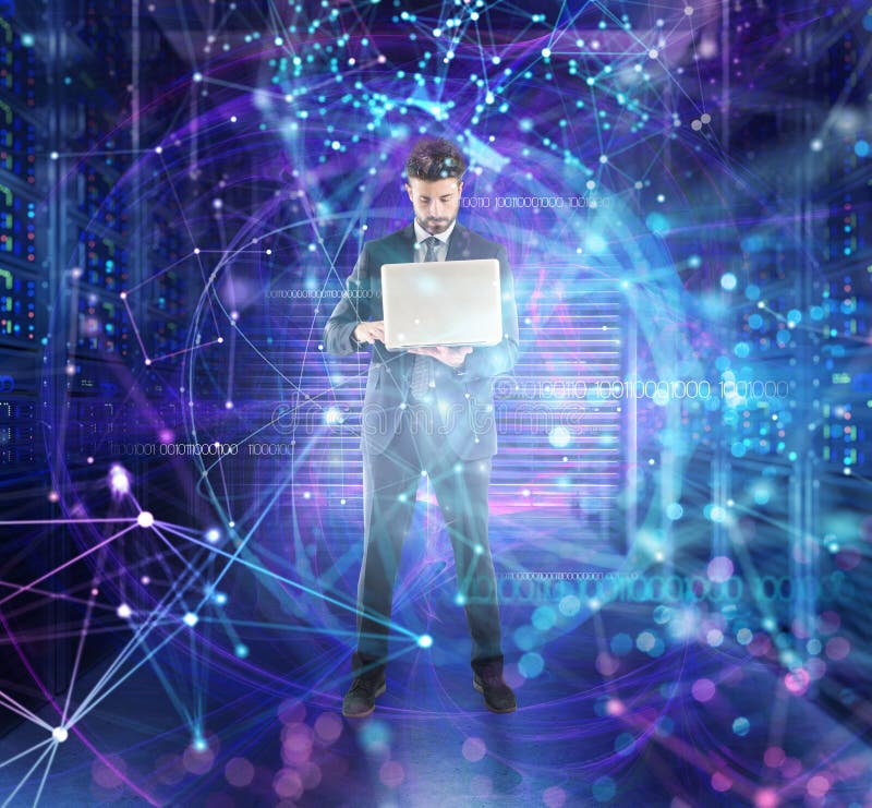 Geschäftsmann arbeitet an einem Rechenzentrumraum mit Datenbankserver- und -netzeffekten lizenzfreie stockfotografie Geschäftsmann arbeitet an einem Rechenzentrumraum mit Datenbankserver- und -netzeffekten lizenzfreie stockfotografie