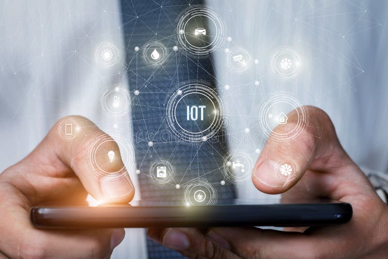 Geschäftsmann arbeitet mit dem Internet von Dingen auf einem mobilen lizenzfreies stockbild