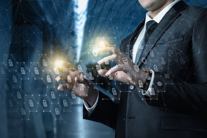 Geschäftsmann arbeitet mit Informationssystem stockbilder