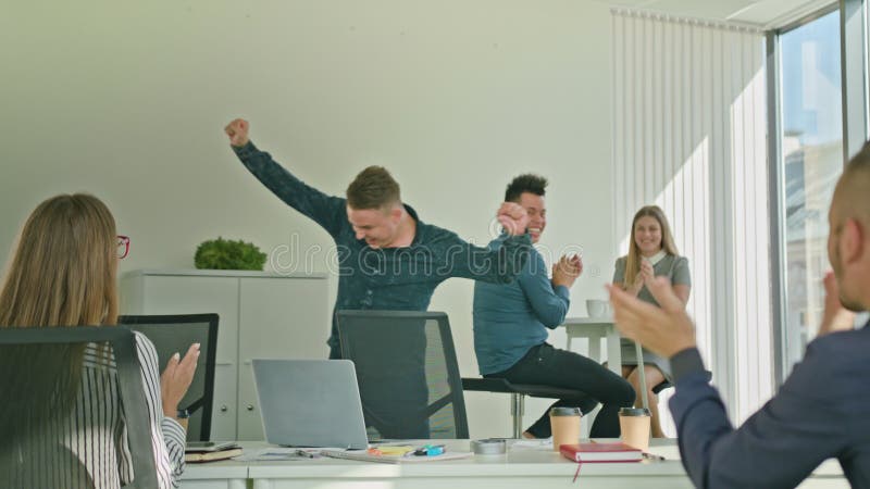 Geschäftsmann Celebrating Victory Looking am Laptop stockbilder Geschäftsmann Celebrating Victory Looking am Laptop stockbilder