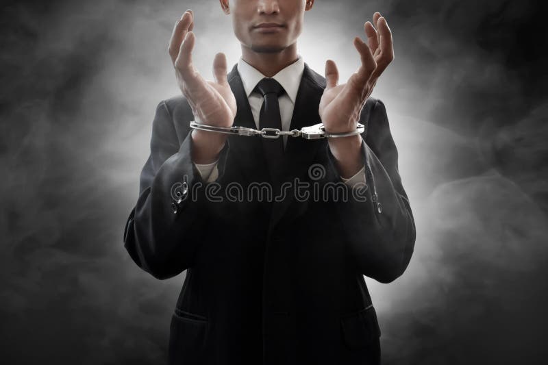 Geschäftsmann in den Handschellen auf Rauchhintergrund stockbilder Geschäftsmann in den Handschellen auf Rauchhintergrund stockbilder
