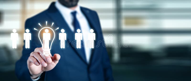 Geschäftsmann, der Birnenidee mit Leuteteam berührt stockbild