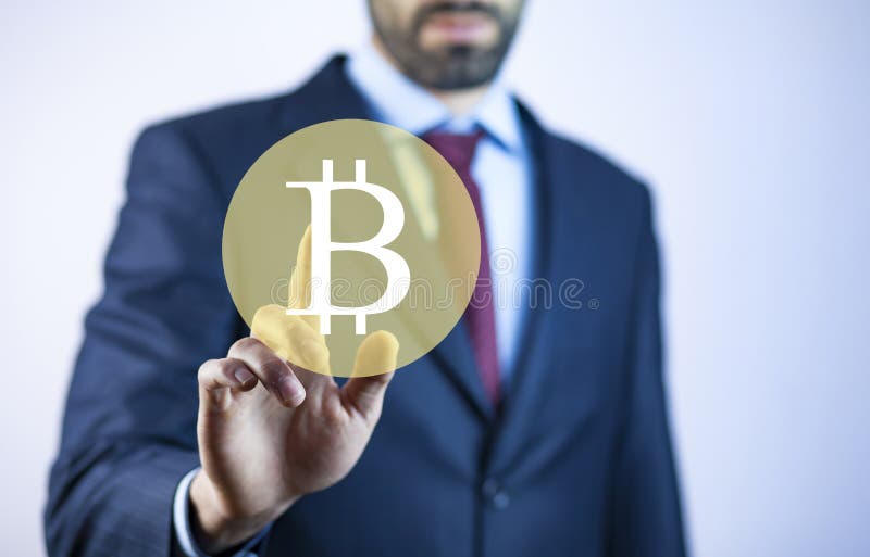 Geschäftsmann, der bitcoin auf dem Bildschirm berührt lizenzfreie stockfotos
