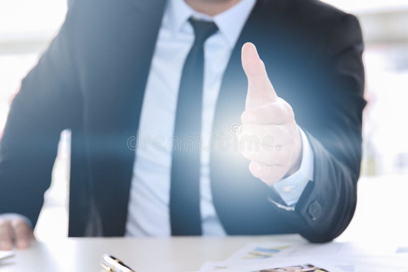Geschäftsmann, der dem Partner seine Hand für Händedruck, Partnerschaftskonzept gibt stockbild Geschäftsmann, der dem Partner seine Hand für Händedruck, Partnerschaftskonzept gibt stockbild