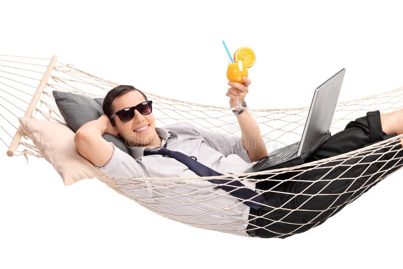 Geschäftsmann, der in der Hängematte liegt und ein Cocktail trinkt stockfoto Geschäftsmann, der in der Hängematte liegt und ein Cocktail trinkt stockfoto
