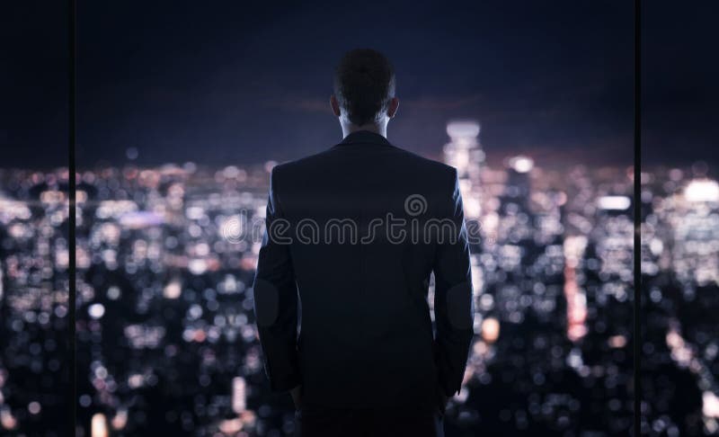 Geschäftsmann, der die Stadt betrachtet lizenzfreies stockfoto