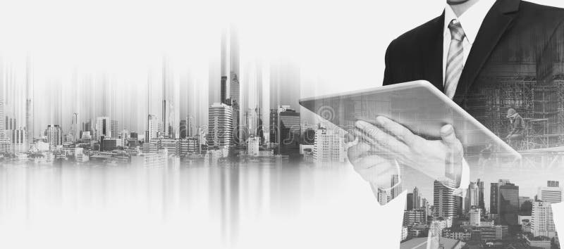 Geschäftsmann, der an digitaler Tablette mit Doppelbelichtung Bangkok-Stadt, Konzepte der Immobilienwirtschaftlicher entwicklung stockbild Geschäftsmann, der an digitaler Tablette mit Doppelbelichtung Bangkok-Stadt, Konzepte der Immobilienwirtschaftlicher entwicklung stockbild