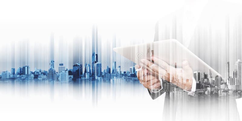 Geschäftsmann, der an digitaler Tablette mit Doppelbelichtungsstadt, Konzepte der Technologiewirtschaftlicher entwicklung arbeite stockbild