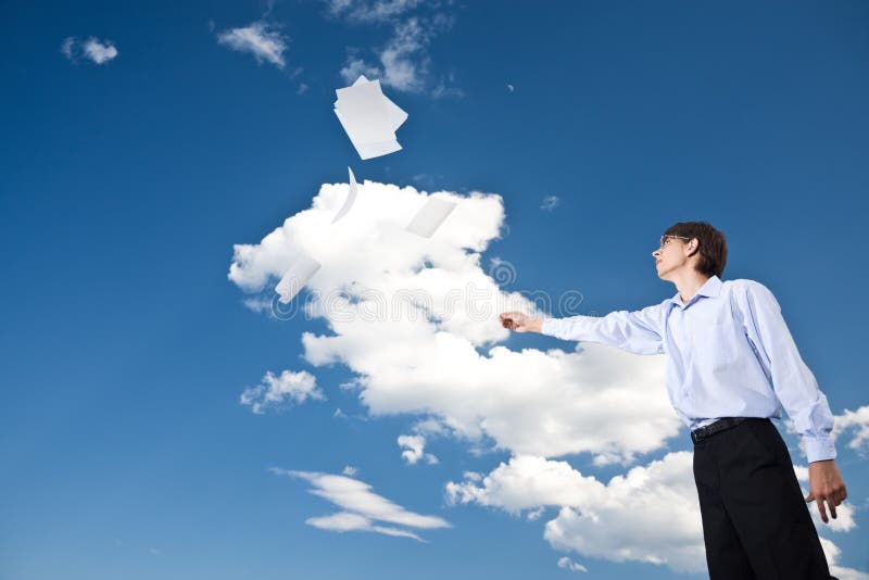 Geschäftsmann, der Dokumente im Himmel wirft lizenzfreie stockfotografie Geschäftsmann, der Dokumente im Himmel wirft lizenzfreie stockfotografie