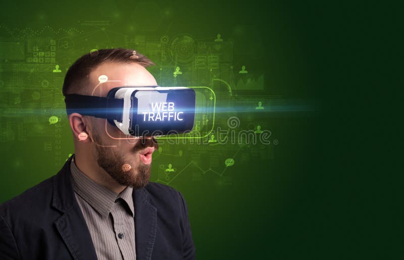 Geschäftsmann, der durch die Brille der virtuellen Realität, Social Media-Konzept sieht. Geschäftsmann, der durch die Brille der virtuellen Realität mit NETZ-VERKEHRS-Aufschrift, Social Networking-Konzept sieht