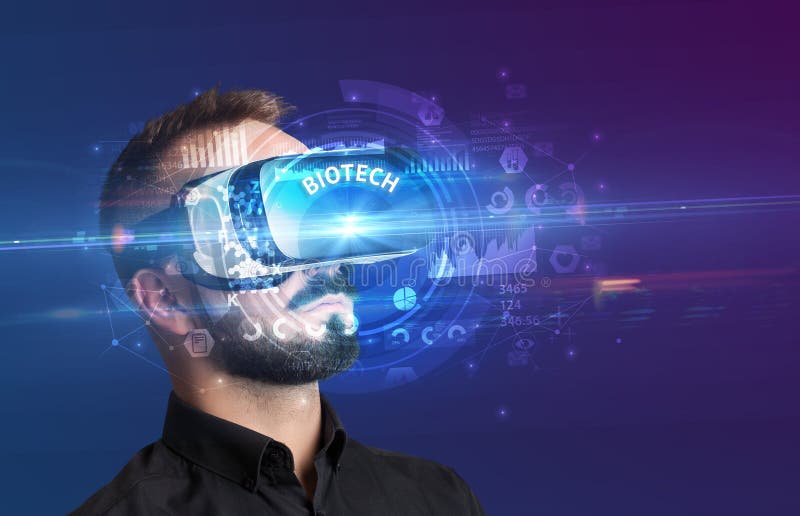 Geschäftsmann, der durch eine Brille schaut stockfoto