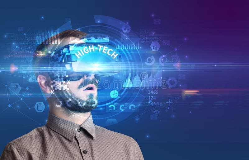 Geschäftsmann, der durch eine Brille schaut stockbild
