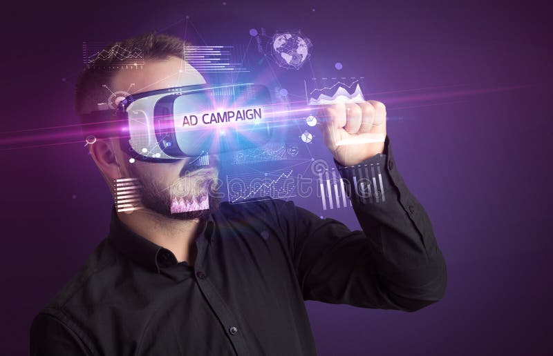 Geschäftsmann, der durch eine Brille virtueller Realität schaut lizenzfreies stockbild