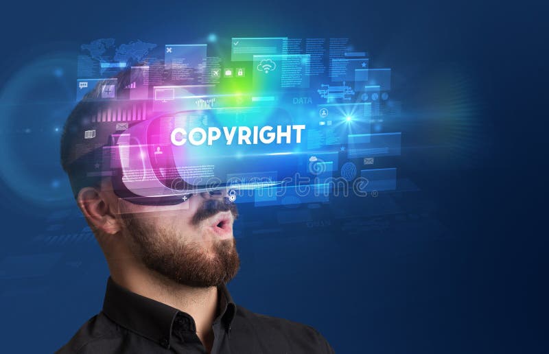 Geschäftsmann, der durch eine Brille virtueller Realität schaut stockfotografie