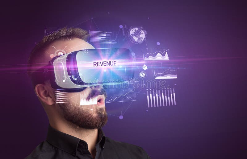 Geschäftsmann, der durch eine Brille virtueller Realität schaut lizenzfreies stockbild