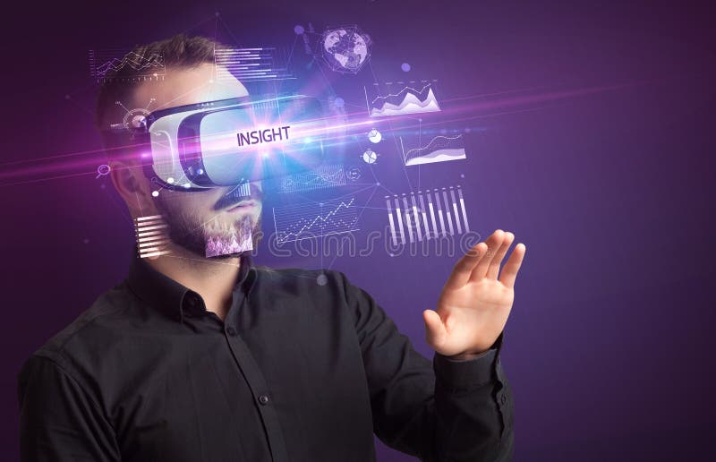 Geschäftsmann, der durch eine Brille virtueller Realität schaut stockfoto