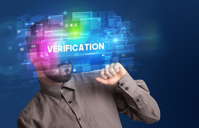 Geschäftsmann, der durch eine Brille virtueller Realität schaut lizenzfreies stockbild