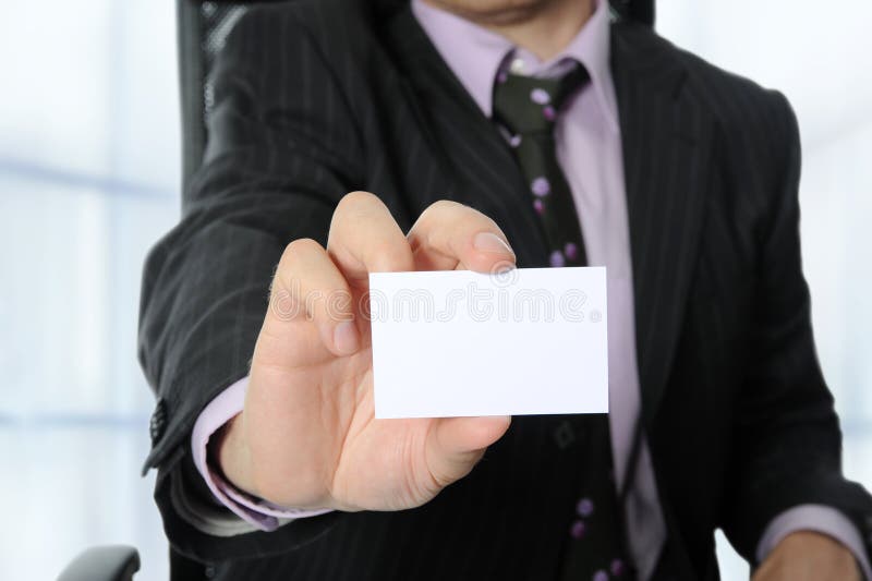 Geschäftsmann, der eine unbelegte Karte übergibt stockbild Geschäftsmann, der eine unbelegte Karte übergibt stockbild