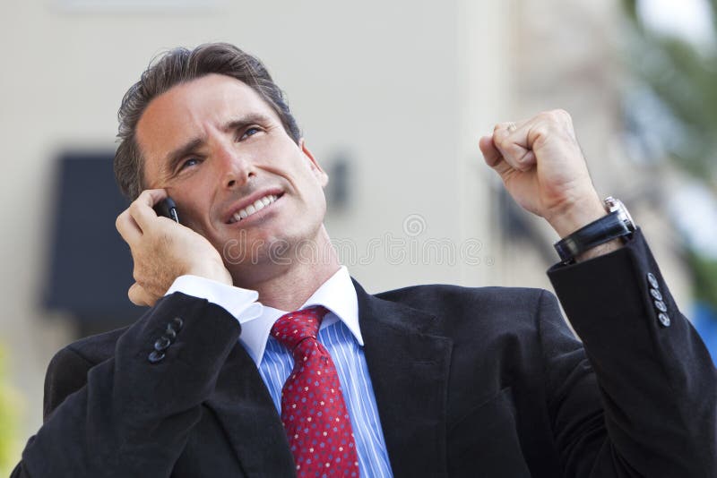 Geschäftsmann, der Erfolg auf Handy feiert lizenzfreie stockfotografie Geschäftsmann, der Erfolg auf Handy feiert lizenzfreie stockfotografie
