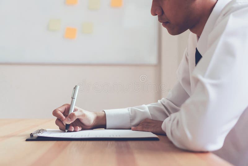 Geschäftsmann, der Form schreibt einzureichen, Arbeitgeber wieder aufzunehmen, um Bewerbung zu wiederholen lizenzfreies stockfoto Geschäftsmann, der Form schreibt einzureichen, Arbeitgeber wieder aufzunehmen, um Bewerbung zu wiederholen lizenzfreies stockfoto