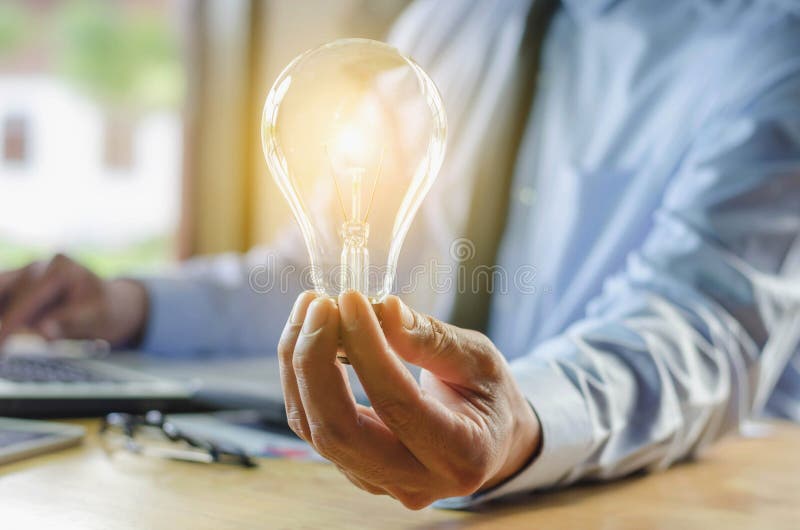Geschäftsmann, der Glühlampe, Konzeptidee mit Innovation hält