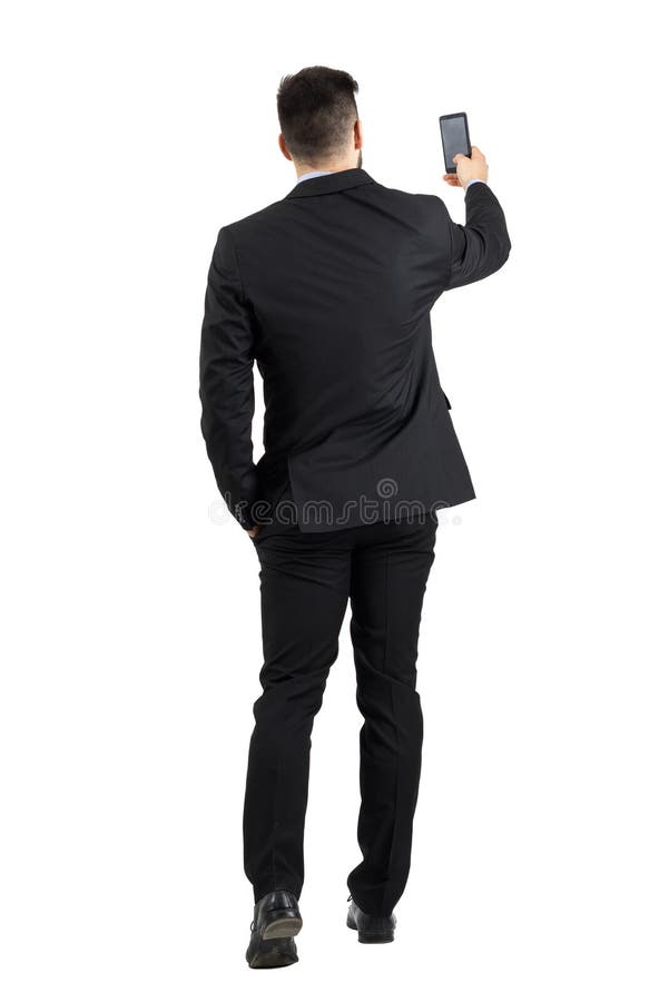 Geschäftsmann in der Klage, die nach hinterer Ansicht des guten Telefonsignals sucht oder Foto macht stockfoto Geschäftsmann in der Klage, die nach hinterer Ansicht des guten Telefonsignals sucht oder Foto macht stockfoto