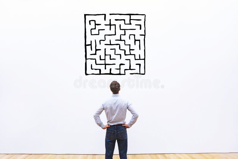 Geschäftsmann, der Labyrinthzeichnung betrachtet lizenzfreies stockbild Geschäftsmann, der Labyrinthzeichnung betrachtet lizenzfreies stockbild