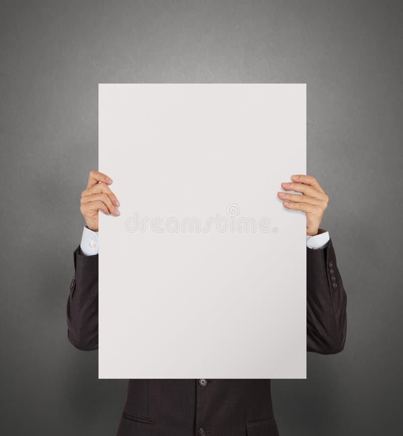 Geschäftsmann, der leeres Plakat auf Beschaffenheitswand hält lizenzfreie stockfotografie Geschäftsmann, der leeres Plakat auf Beschaffenheitswand hält lizenzfreie stockfotografie