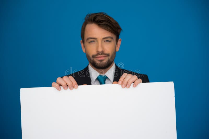 Geschäftsmann, der leeres Plakat hält lizenzfreie stockfotografie Geschäftsmann, der leeres Plakat hält lizenzfreie stockfotografie