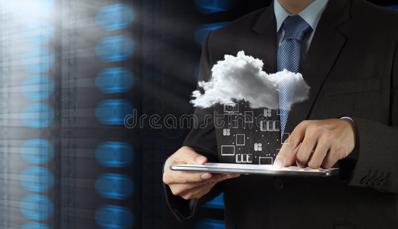 Geschäftsmann, der mit einer Wolken-Datenverarbeitung arbeitet lizenzfreie stockfotografie Geschäftsmann, der mit einer Wolken-Datenverarbeitung arbeitet lizenzfreie stockfotografie