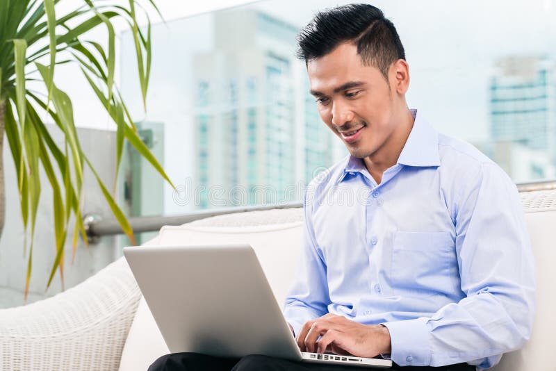 Geschäftsmann, der mit Laptop vom Haus arbeitet stockbilder Geschäftsmann, der mit Laptop vom Haus arbeitet stockbilder