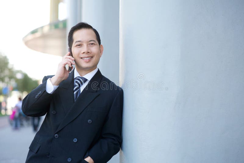 Geschäftsmann, der mit Mobiltelefon nennt lizenzfreies stockfoto Geschäftsmann, der mit Mobiltelefon nennt lizenzfreies stockfoto