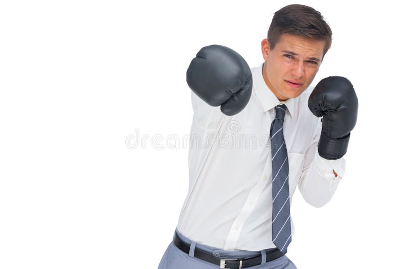 Geschäftsmann, der mit schwarzen Boxhandschuhen locht lizenzfreies stockfoto Geschäftsmann, der mit schwarzen Boxhandschuhen locht lizenzfreies stockfoto