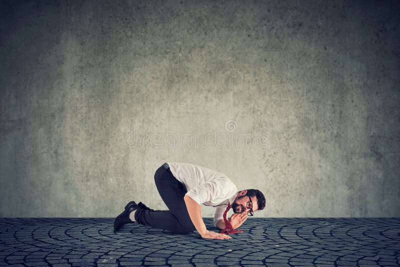 Geschäftsmann, der mit seinem Ohr auf das gound hört lizenzfreie stockfotos Geschäftsmann, der mit seinem Ohr auf das gound hört lizenzfreie stockfotos