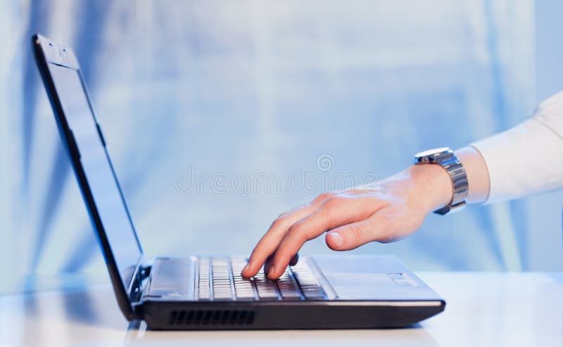Geschäftsmann, der moderne Laptop-Computer auf buntem backgrou bedrängt lizenzfreie stockfotografie Geschäftsmann, der moderne Laptop-Computer auf buntem backgrou bedrängt lizenzfreie stockfotografie
