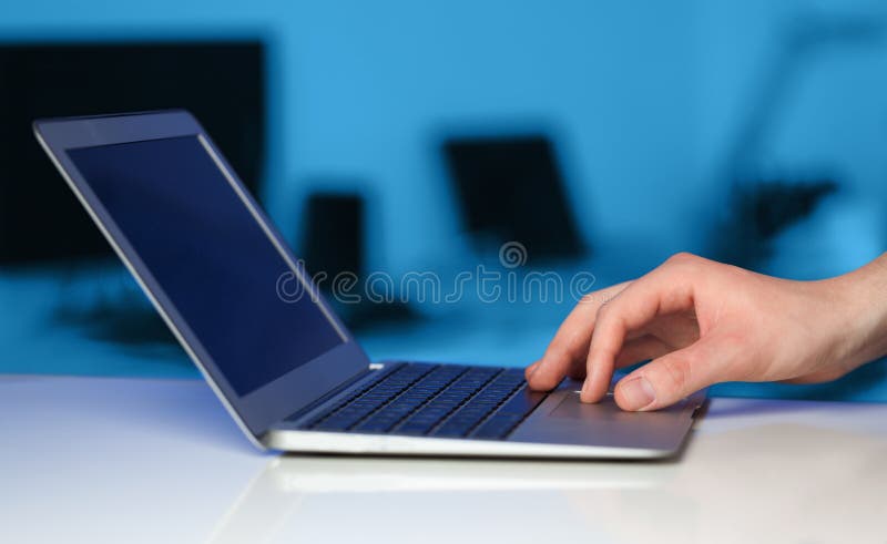 Geschäftsmann, der moderne Laptop-Computer auf buntem backgrou bedrängt lizenzfreies stockbild Geschäftsmann, der moderne Laptop-Computer auf buntem backgrou bedrängt lizenzfreies stockbild