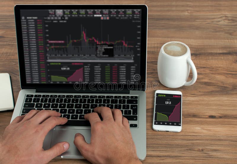 Geschäftsmann, der sein Marketing auf Lager auf einem Laptop, Gelddevisen Geschäftsdiagramm-Diagramm-Finanzkonzept überprüft lizenzfreie stockfotografie Geschäftsmann, der sein Marketing auf Lager auf einem Laptop, Gelddevisen Geschäftsdiagramm-Diagramm-Finanzkonzept überprüft lizenzfreie stockfotografie