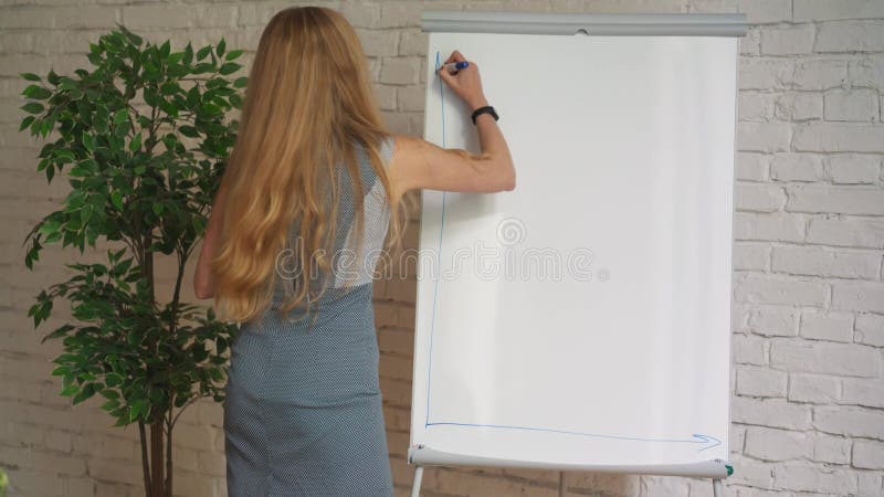 Geschäftsmann, der seine Ideen auf weißes Brett während einer Darstellung in Konferenzsaal einsetzt Fokus in den Händen mit Marki