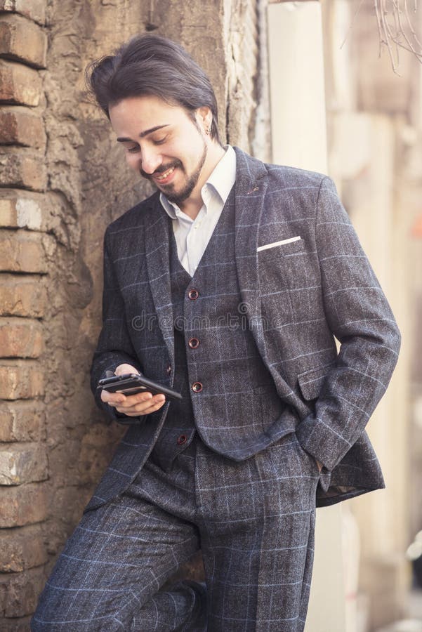 Geschäftsmann, der an seinem Telefon, englische Art spricht stockbilder Geschäftsmann, der an seinem Telefon, englische Art spricht stockbilder