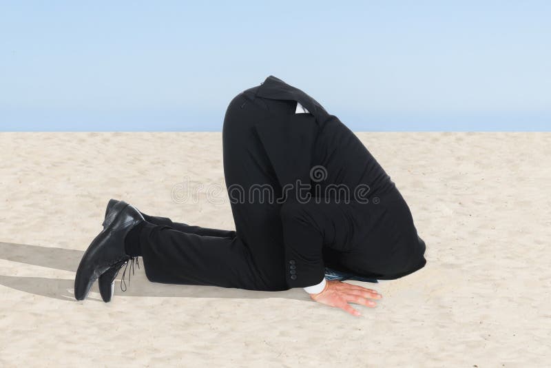 Geschäftsmann, der seinen Kopf im Sand versteckt