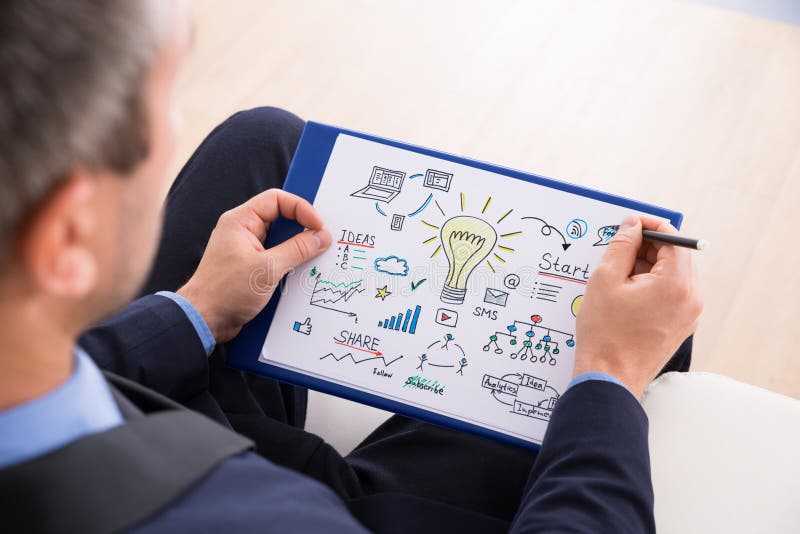 Geschäftsmann, der Startplan erstellt lizenzfreies stockbild Geschäftsmann, der Startplan erstellt lizenzfreies stockbild