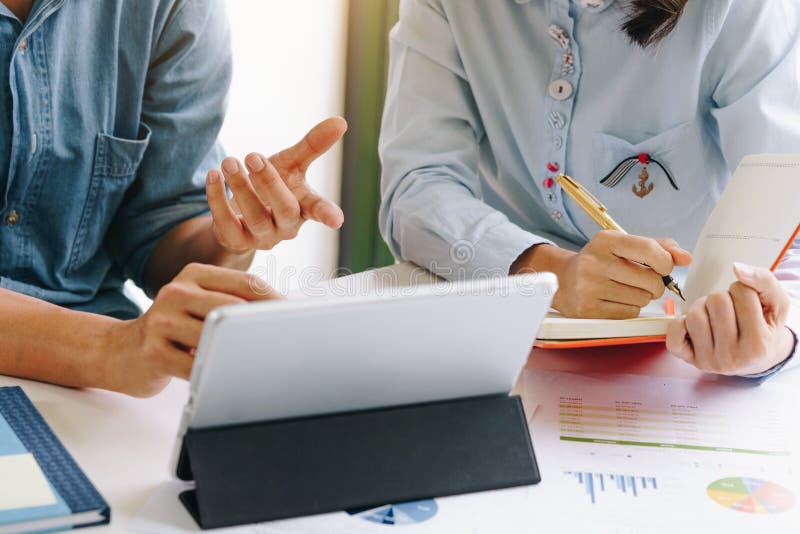 Geschäftsmann, der Tablet-Computer verwendet, um kommerzielle Daten bei einer Sitzung vorzulegen lizenzfreie stockfotografie Geschäftsmann, der Tablet-Computer verwendet, um kommerzielle Daten bei einer Sitzung vorzulegen lizenzfreie stockfotografie