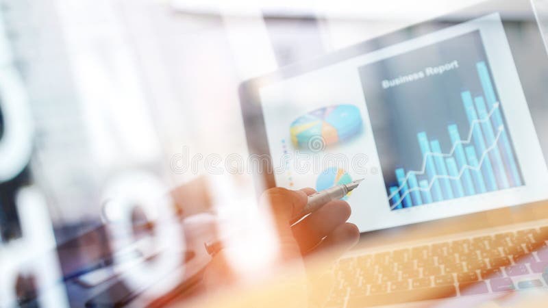Geschäftsmann, der Verkaufsdaten analysiert und auf Geschäftsdiagrammdiagrammwachstum und -fortschritt auf Laptopschirm zeigt Dig stockfotos Geschäftsmann, der Verkaufsdaten analysiert und auf Geschäftsdiagrammdiagrammwachstum und -fortschritt auf Laptopschirm zeigt Dig stockfotos